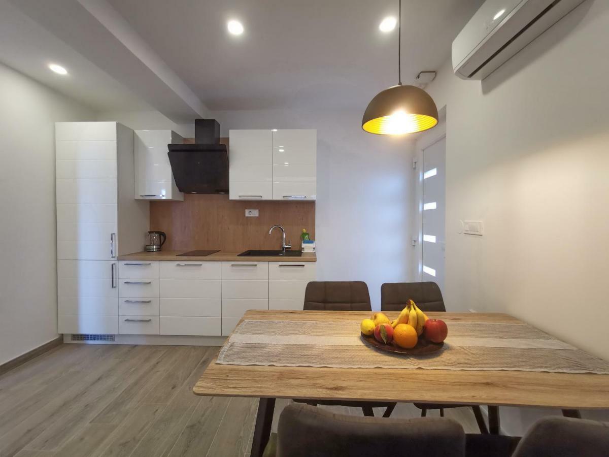 Apartments Tonkita With Jacuzzi Makarska Exterior photo